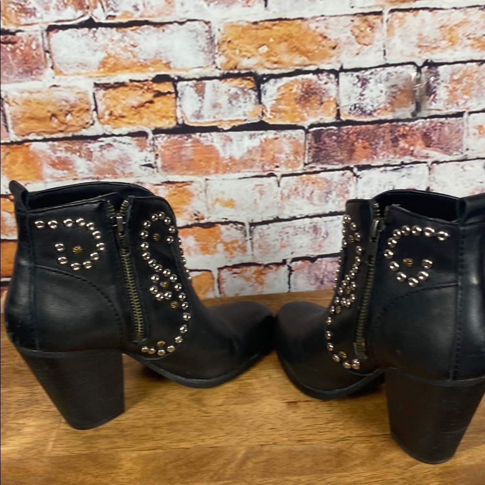 Steve Madden Awsum Studded Leather Black Heeled Western Ankle Boots Sz 7 - Picture 12 of 17